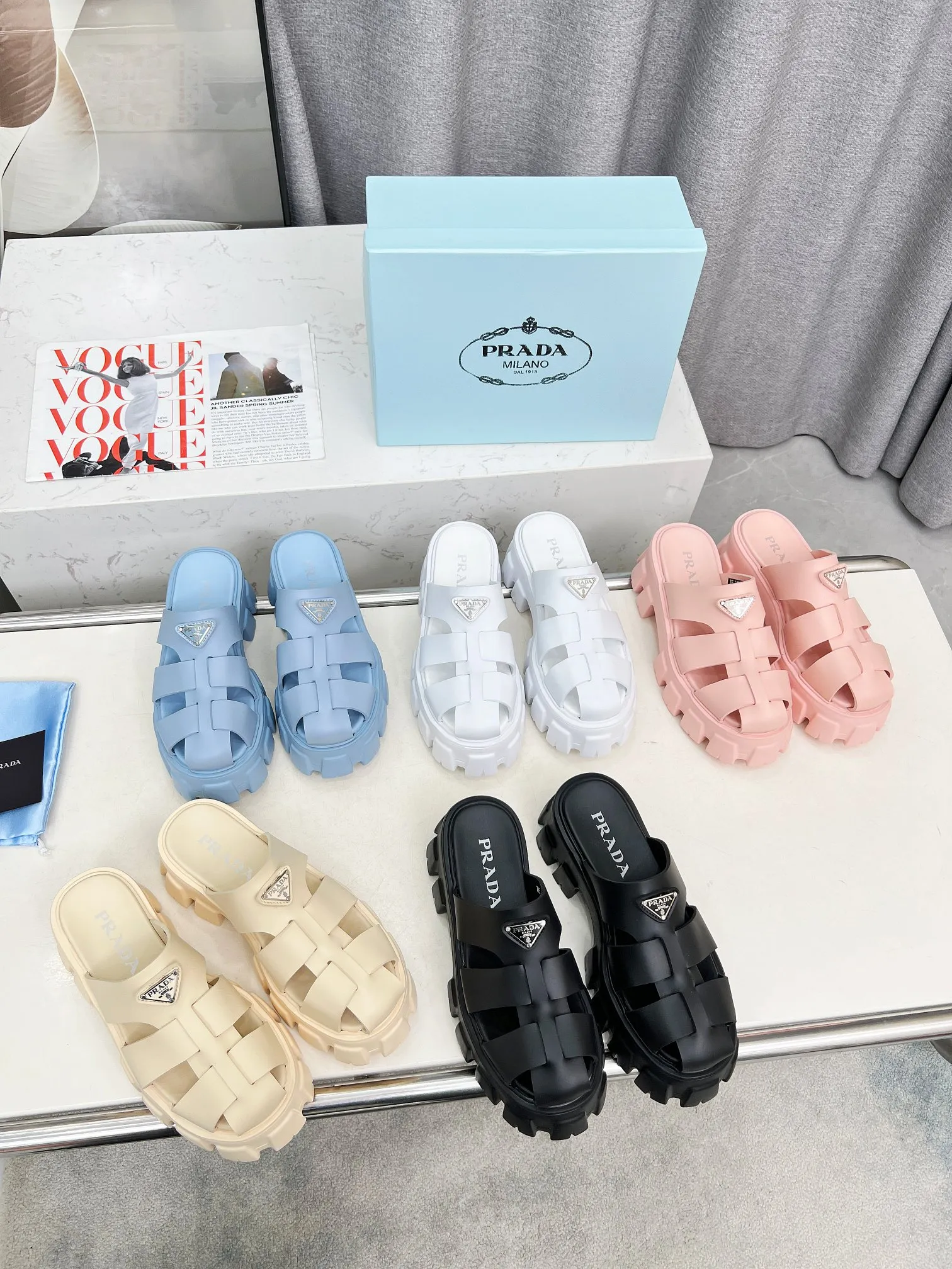 👟👟Ex-factory price 460👟👟 prada Roman shoes will definitely make you fall in love with them! The latest spring and summer sawtooth Roman braided thick-soled sandals E64, retro, fashionable and avant-garde gear teeth, 55mm thick-soled soles and uppers, making the whole pair of shoes light and comfortable. Bright colors, a variety of choices to satisfy fashionable people of different styles! The iconic metal triangle logo is paired with the shape of ancient beach sandals. Every design element is fashionable! Color: black and white Size: 35-41